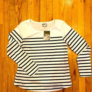 Black & White top. NWT